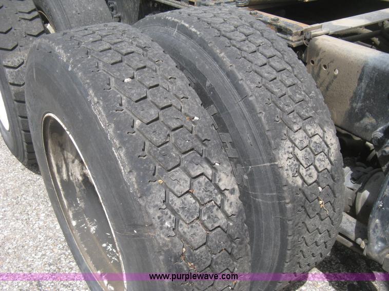 image for item G8291 1999 Freightliner Century Class semi truck