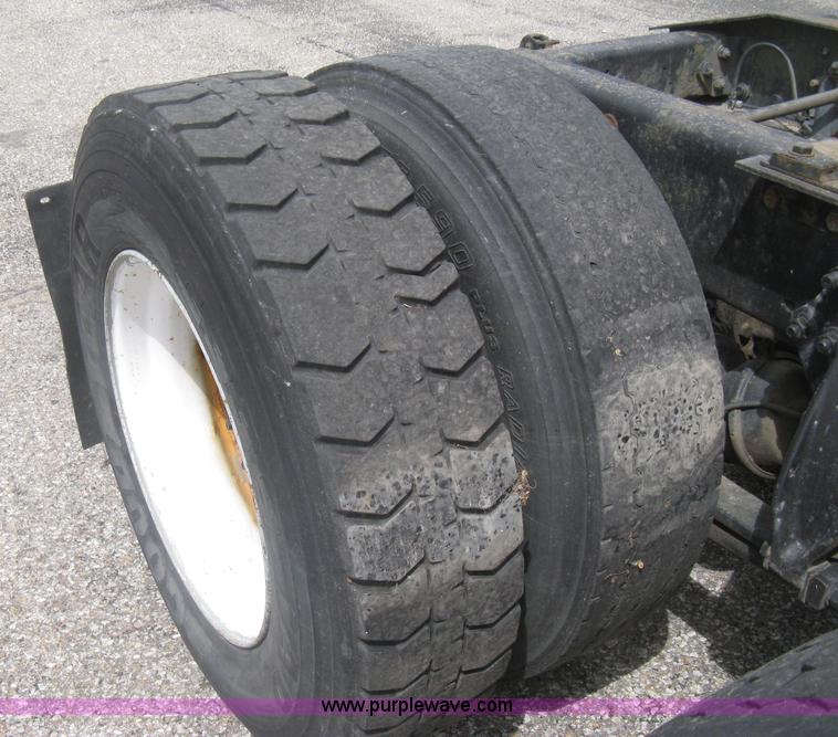 image for item G8291 1999 Freightliner Century Class semi truck