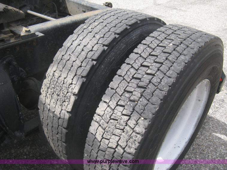 image for item G8291 1999 Freightliner Century Class semi truck