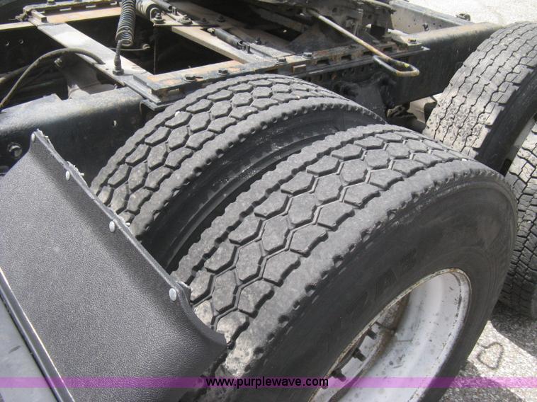 image for item G8291 1999 Freightliner Century Class semi truck