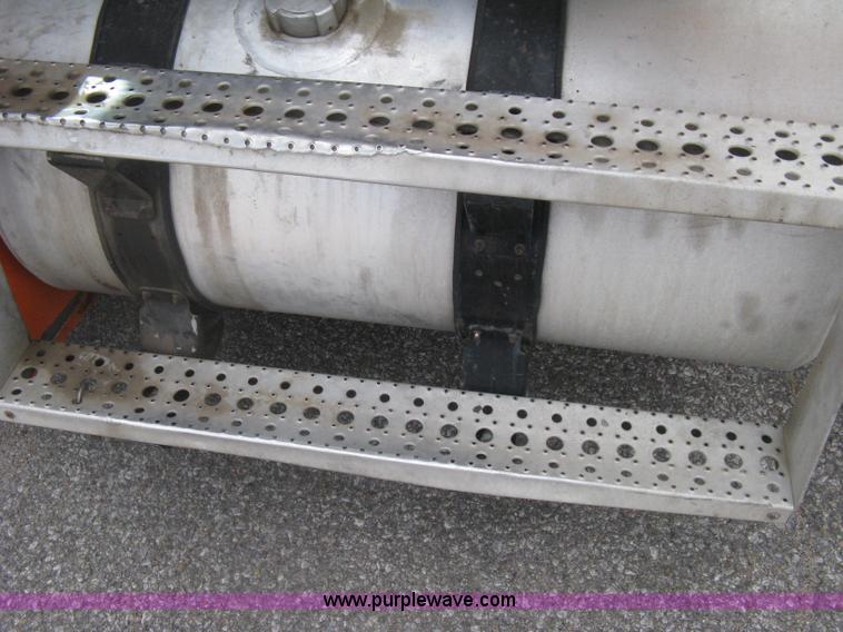 image for item G8291 1999 Freightliner Century Class semi truck