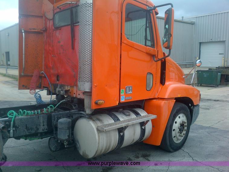 image for item H2079 1999 Freightliner Century Class semi truck