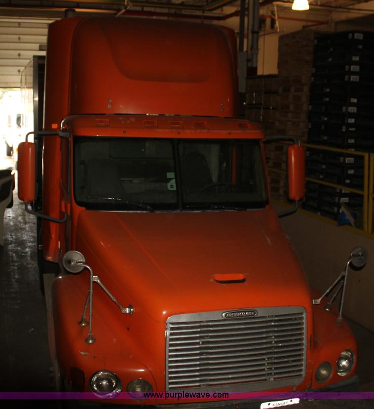 image for item H2079 1999 Freightliner Century Class semi truck