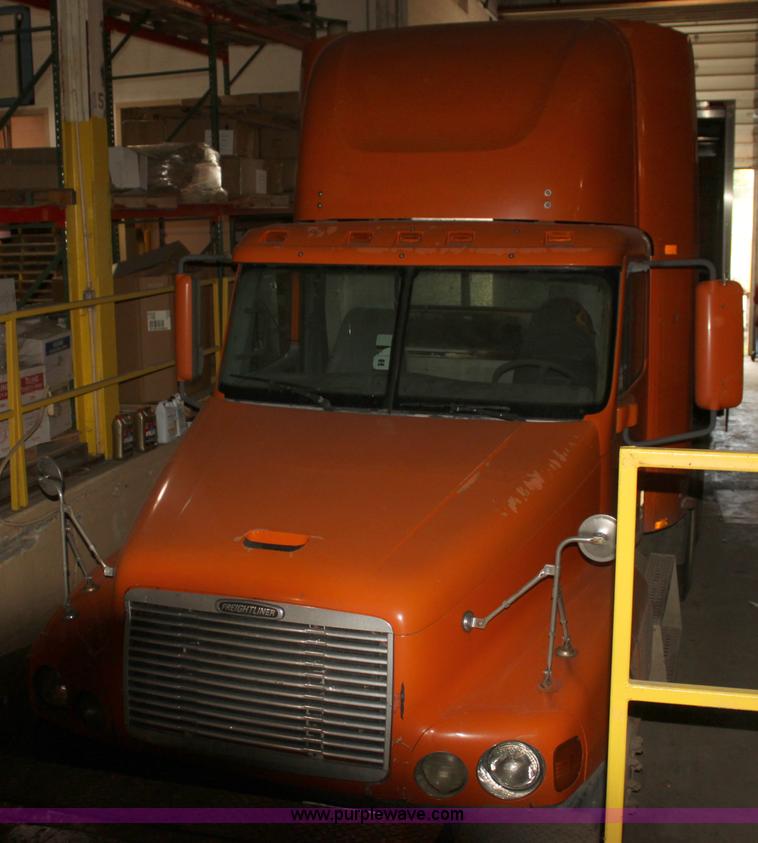 image for item H2079 1999 Freightliner Century Class semi truck