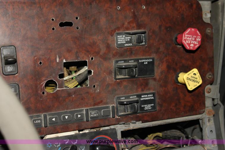 image for item H2079 1999 Freightliner Century Class semi truck