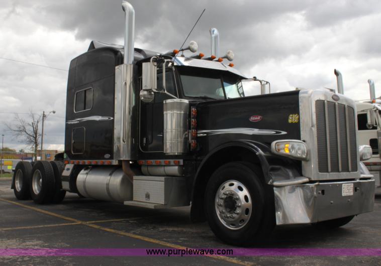 image for item H2080 2008 Peterbilt 389 semi truck