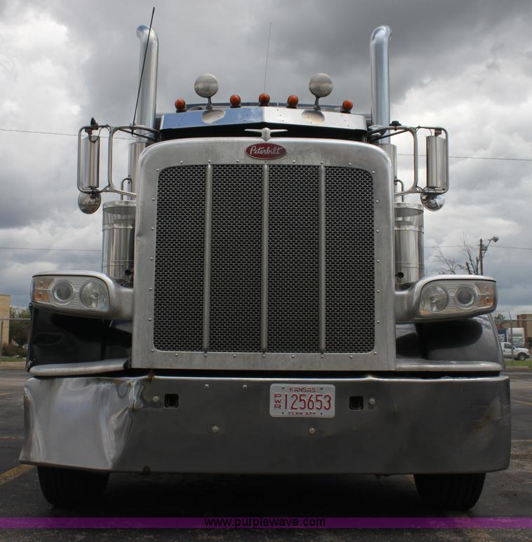 image for item H2080 2008 Peterbilt 389 semi truck
