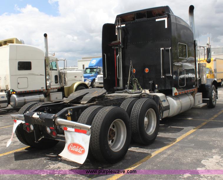 image for item H2080 2008 Peterbilt 389 semi truck