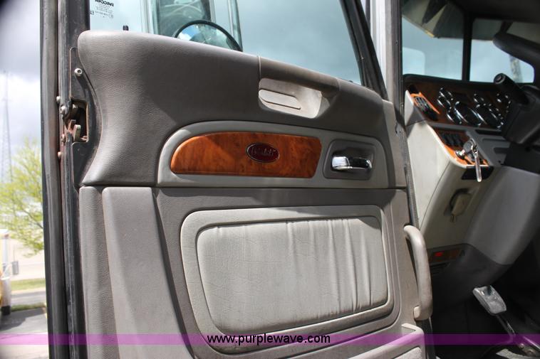image for item H2080 2008 Peterbilt 389 semi truck