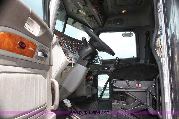 image for item H2080 2008 Peterbilt 389 semi truck