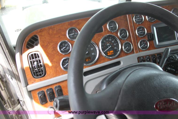 image for item H2080 2008 Peterbilt 389 semi truck