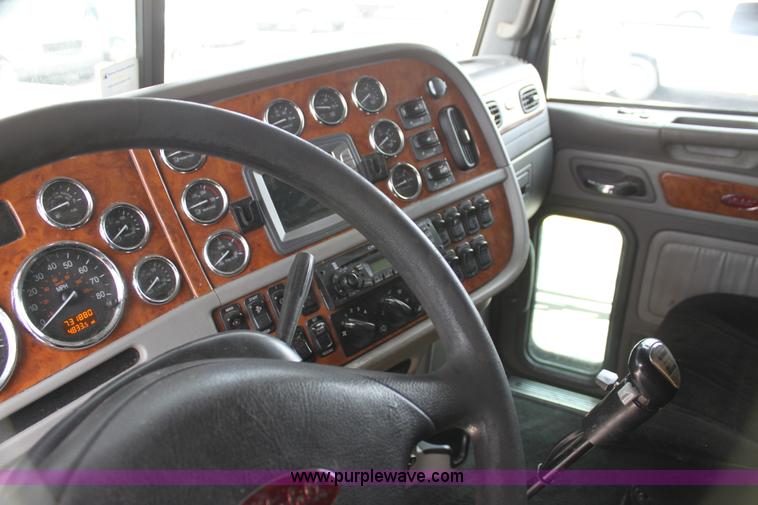 image for item H2080 2008 Peterbilt 389 semi truck