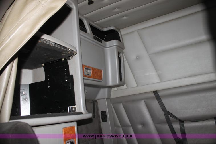 image for item H2080 2008 Peterbilt 389 semi truck