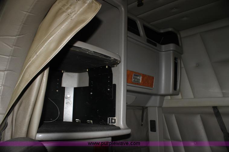 image for item H2080 2008 Peterbilt 389 semi truck