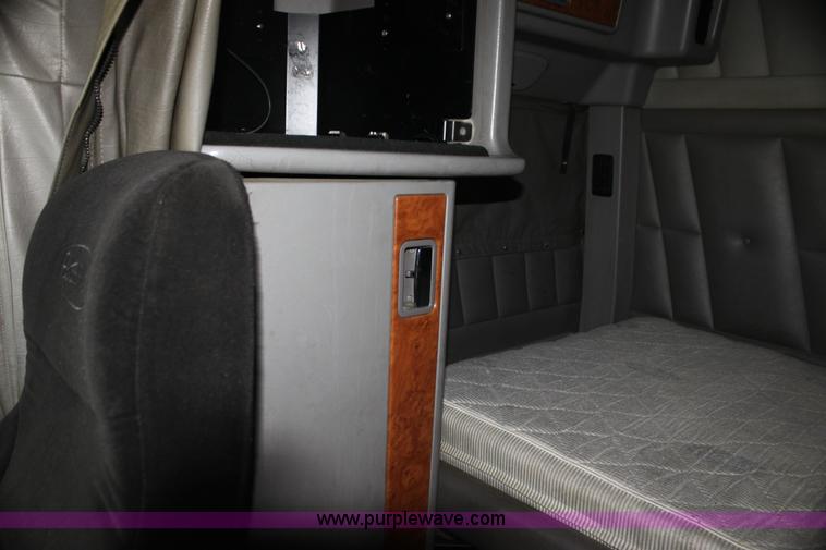 image for item H2080 2008 Peterbilt 389 semi truck