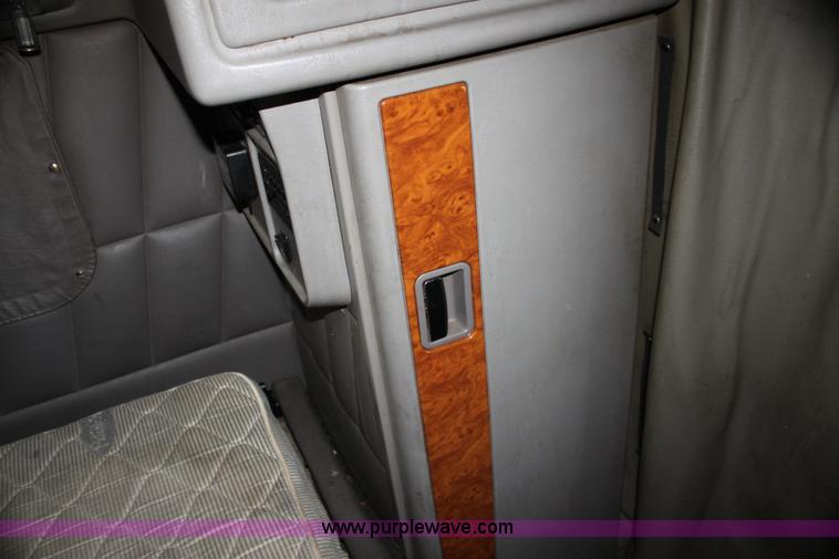 image for item H2080 2008 Peterbilt 389 semi truck