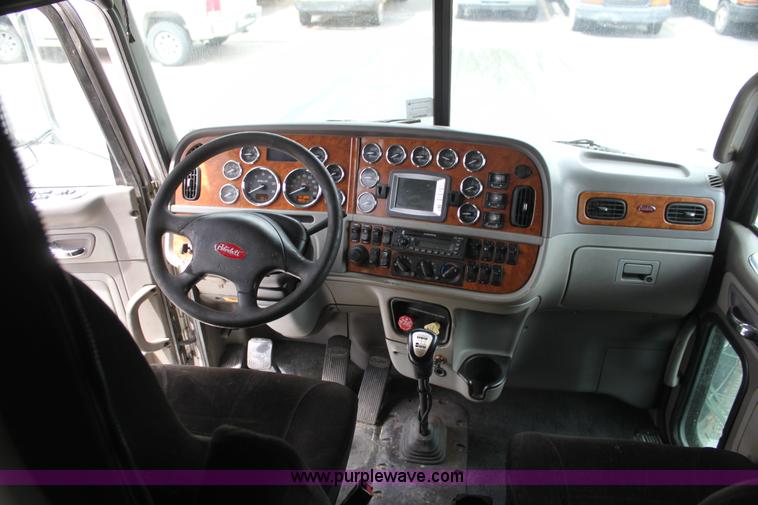image for item H2080 2008 Peterbilt 389 semi truck