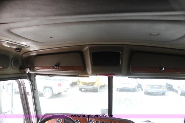 image for item H2080 2008 Peterbilt 389 semi truck