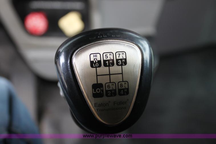 image for item H2080 2008 Peterbilt 389 semi truck