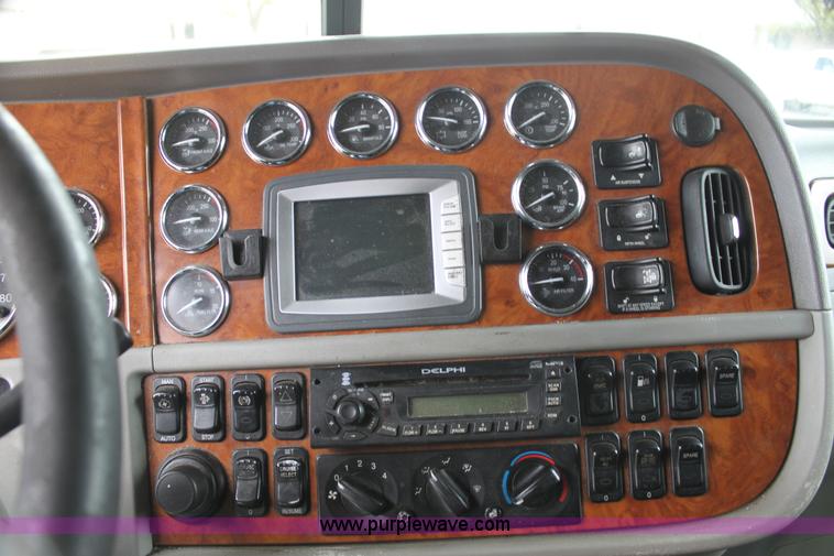 image for item H2080 2008 Peterbilt 389 semi truck