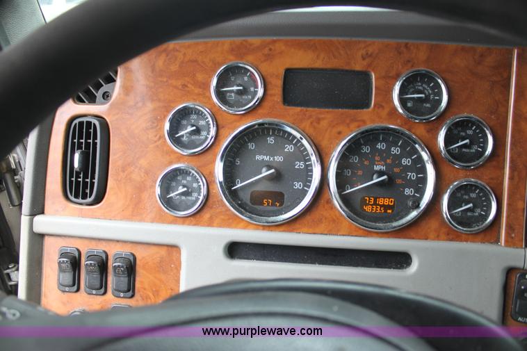 image for item H2080 2008 Peterbilt 389 semi truck