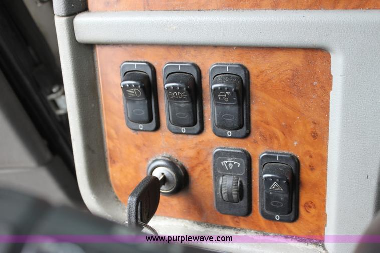 image for item H2080 2008 Peterbilt 389 semi truck