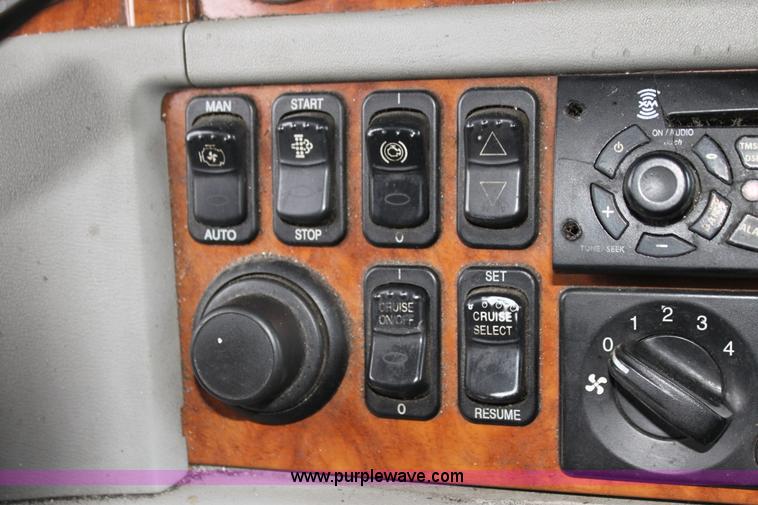 image for item H2080 2008 Peterbilt 389 semi truck