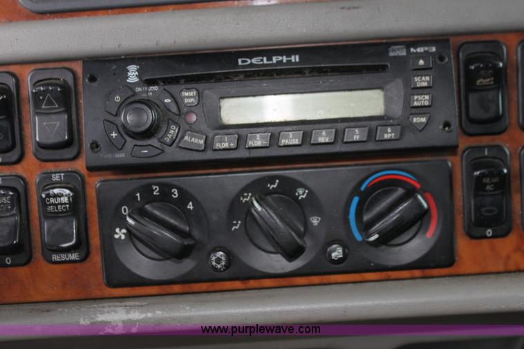 image for item H2080 2008 Peterbilt 389 semi truck