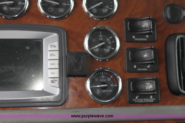 image for item H2080 2008 Peterbilt 389 semi truck