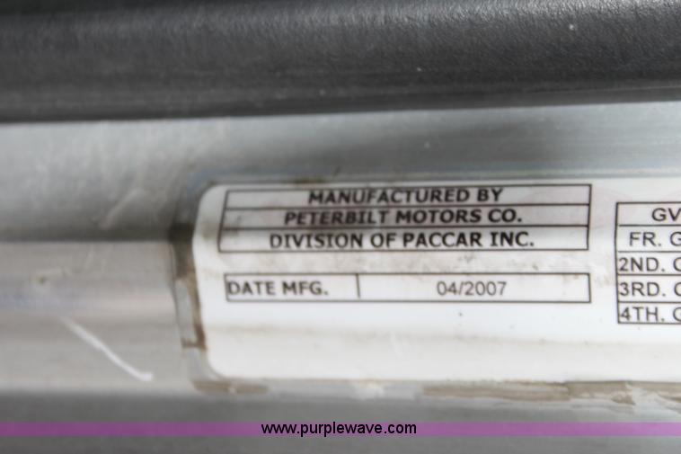 image for item H2080 2008 Peterbilt 389 semi truck
