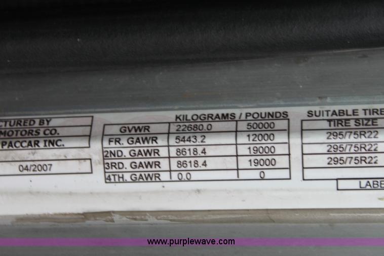 image for item H2080 2008 Peterbilt 389 semi truck