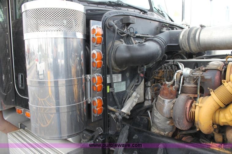 image for item H2080 2008 Peterbilt 389 semi truck