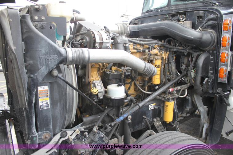 image for item H2080 2008 Peterbilt 389 semi truck