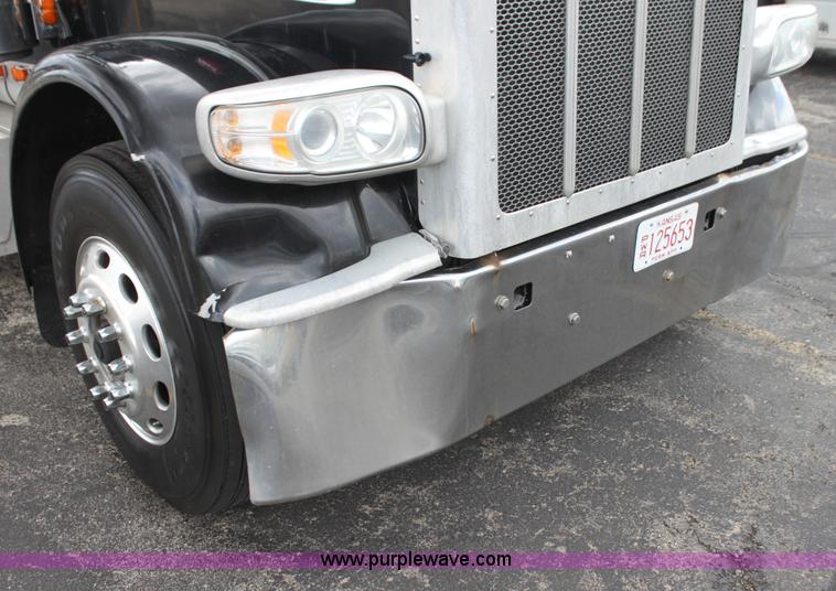 image for item H2080 2008 Peterbilt 389 semi truck