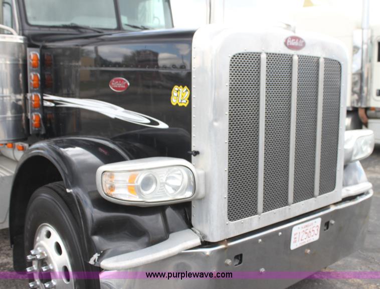 image for item H2080 2008 Peterbilt 389 semi truck