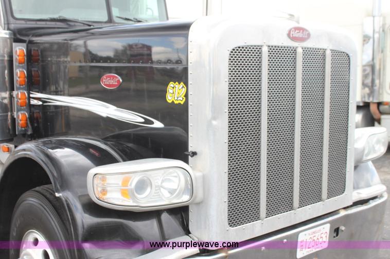 image for item H2080 2008 Peterbilt 389 semi truck