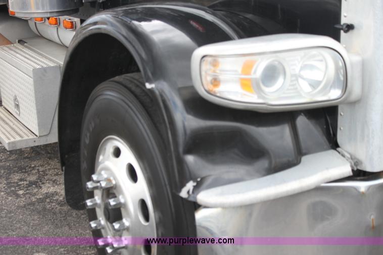 image for item H2080 2008 Peterbilt 389 semi truck