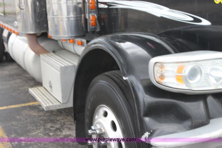 image for item H2080 2008 Peterbilt 389 semi truck