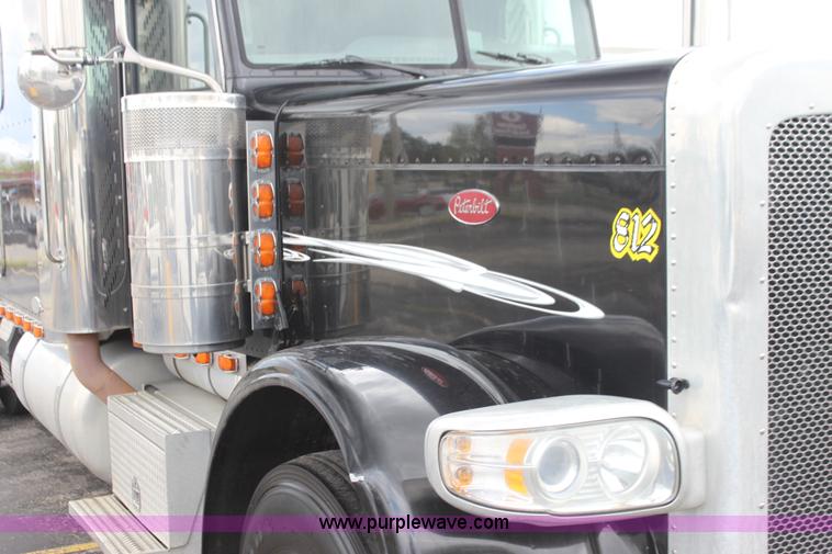 image for item H2080 2008 Peterbilt 389 semi truck
