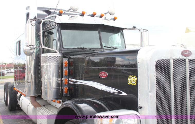 image for item H2080 2008 Peterbilt 389 semi truck