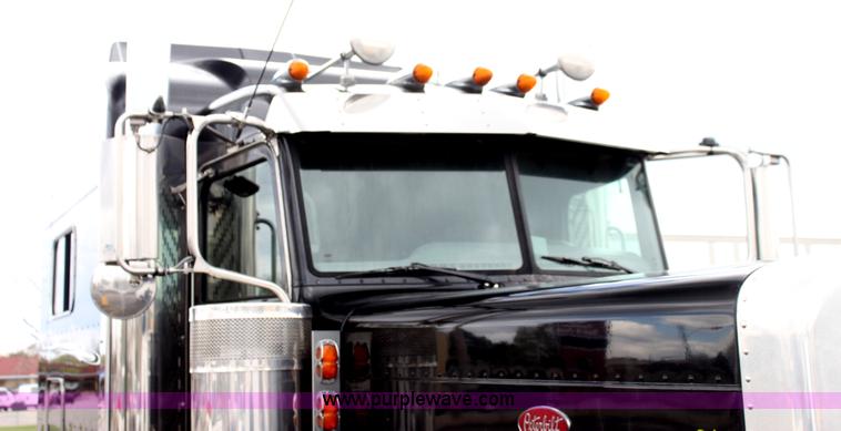 image for item H2080 2008 Peterbilt 389 semi truck
