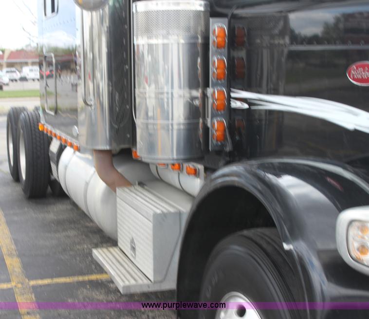 image for item H2080 2008 Peterbilt 389 semi truck