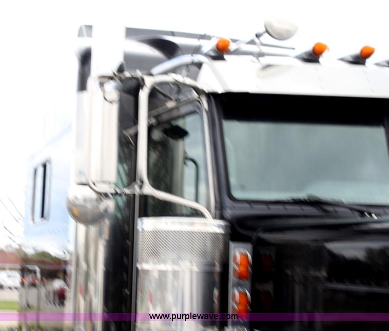 image for item H2080 2008 Peterbilt 389 semi truck