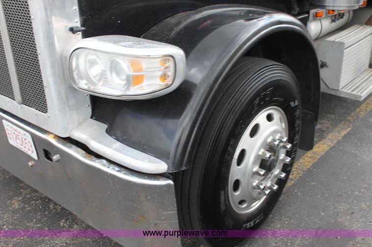 image for item H2080 2008 Peterbilt 389 semi truck