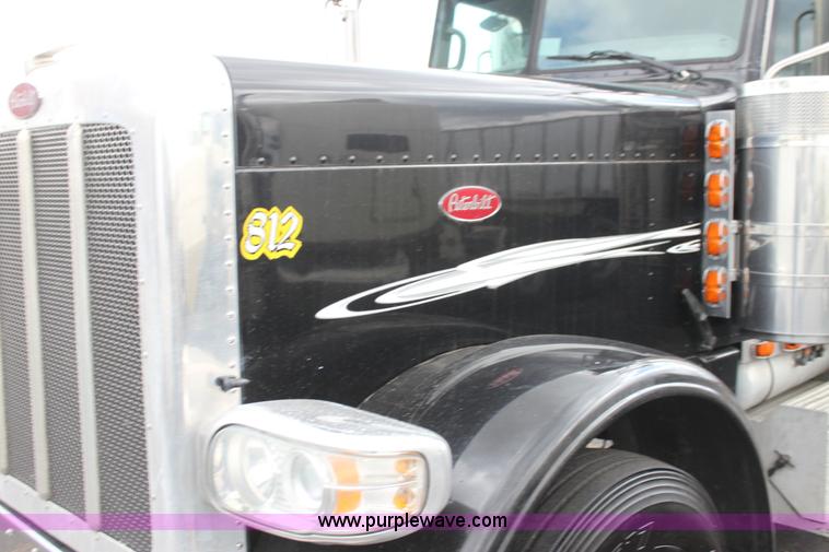 image for item H2080 2008 Peterbilt 389 semi truck