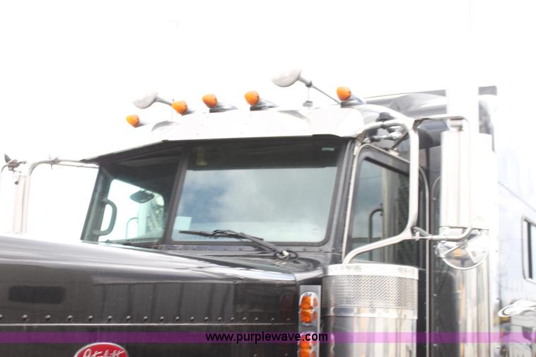 image for item H2080 2008 Peterbilt 389 semi truck