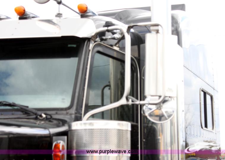 image for item H2080 2008 Peterbilt 389 semi truck