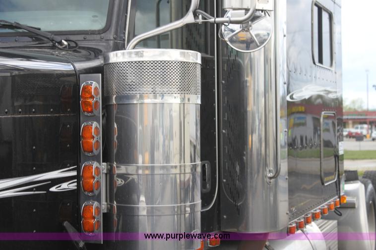 image for item H2080 2008 Peterbilt 389 semi truck