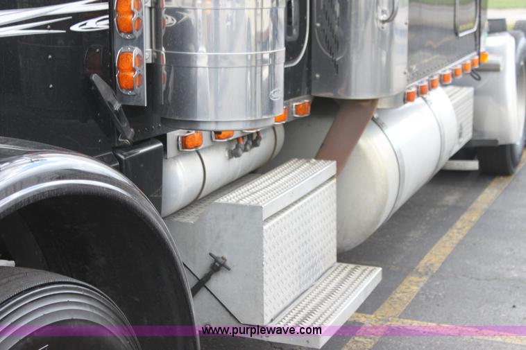 image for item H2080 2008 Peterbilt 389 semi truck