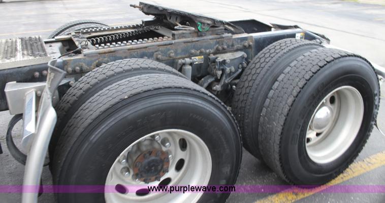 image for item H2080 2008 Peterbilt 389 semi truck